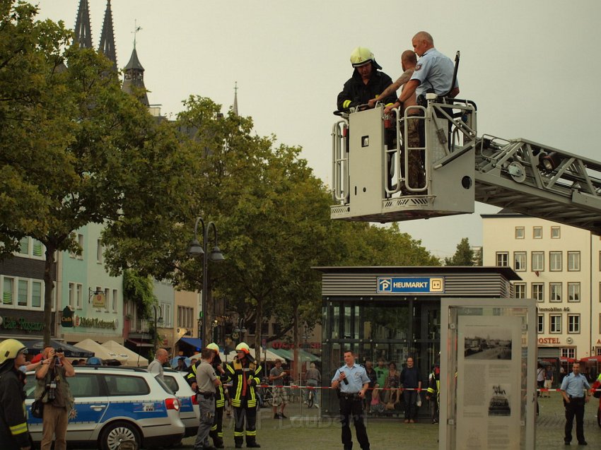 2 Denkmalkletterer hielten Feuerwehr und Polizei in Trapp Koeln Heumarkt P196.JPG